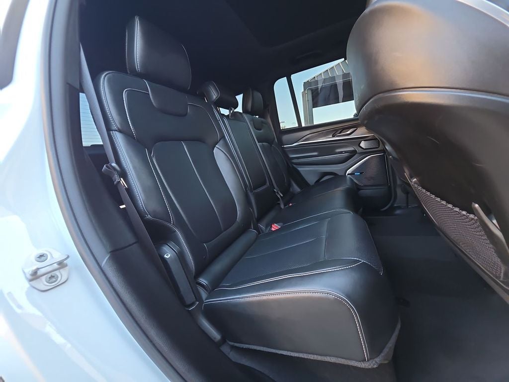 2022 Jeep Grand Cherokee Overland 4x2